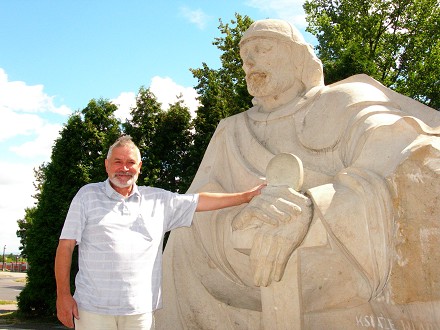 Här står Leszek vid ett av sina konstverk, en gammal polsk prins i sandsten, placerad i staden Rybnik.